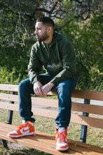 Load image into Gallery viewer, PL△TINUM △RMY GREEN WINDBRE△KER
